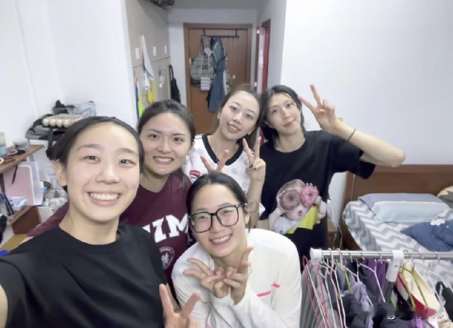 江苏女排这个传承就是好！

你看看，照片里的吴梦洁，孙燕，万梓玥，勇乐，陈奕帆，