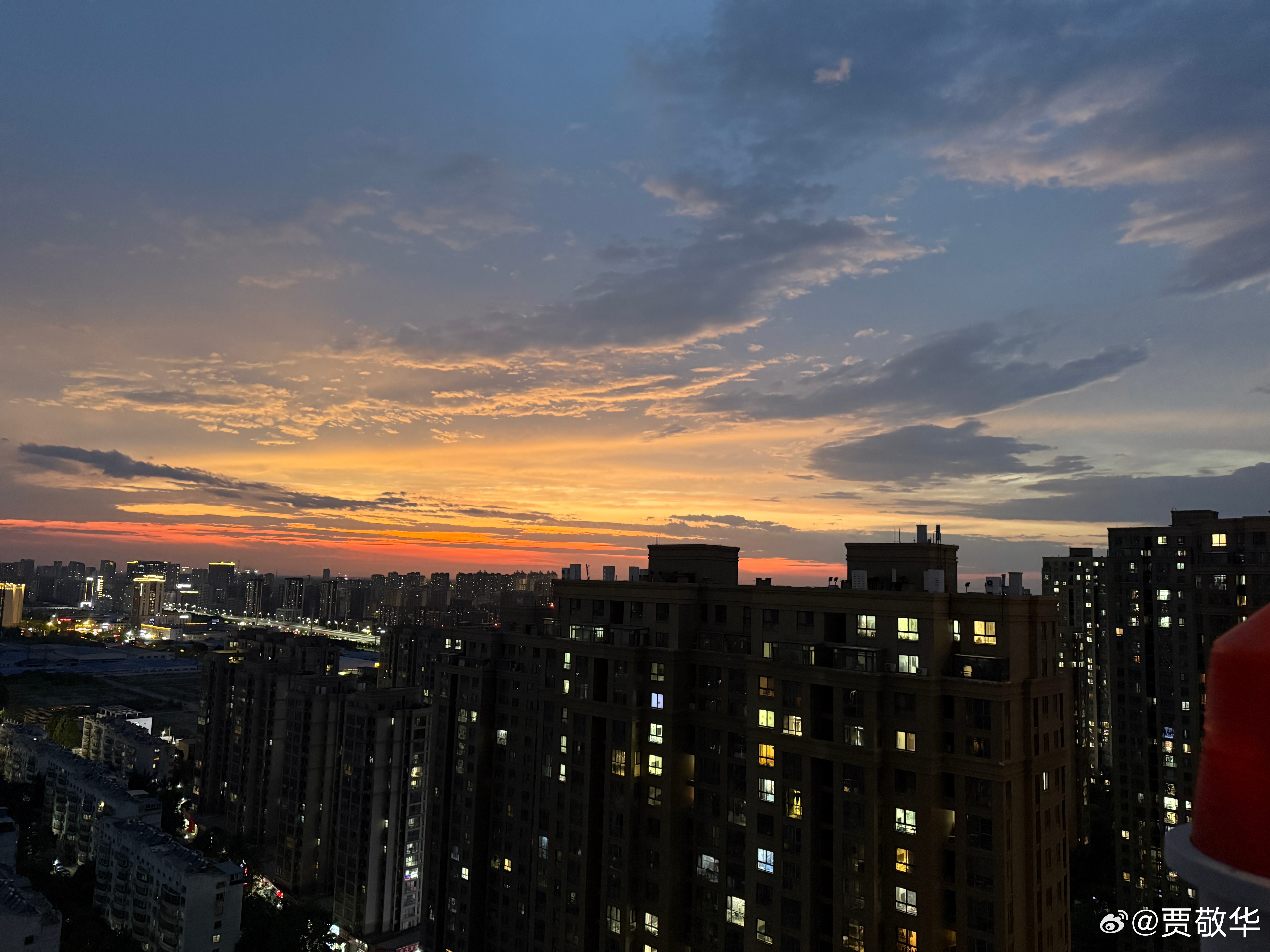  放一下昨天傍晚拍的照片，大家这样看一下iPhone16 Pro Max和荣耀4