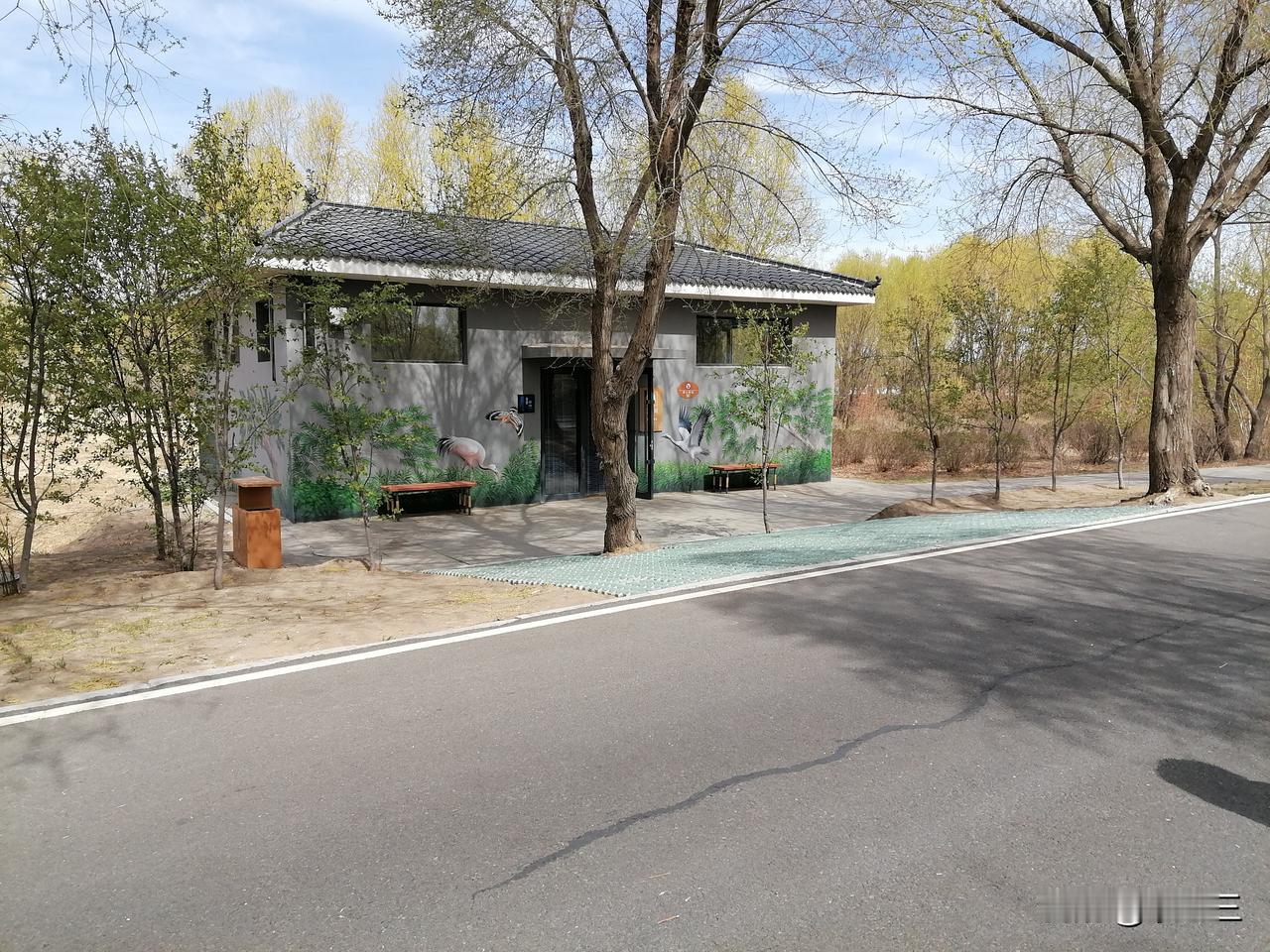 这个像山水画一样美的小屋，谁知道它是做什么用的？

今天上午我跟着老妈，还有大姐
