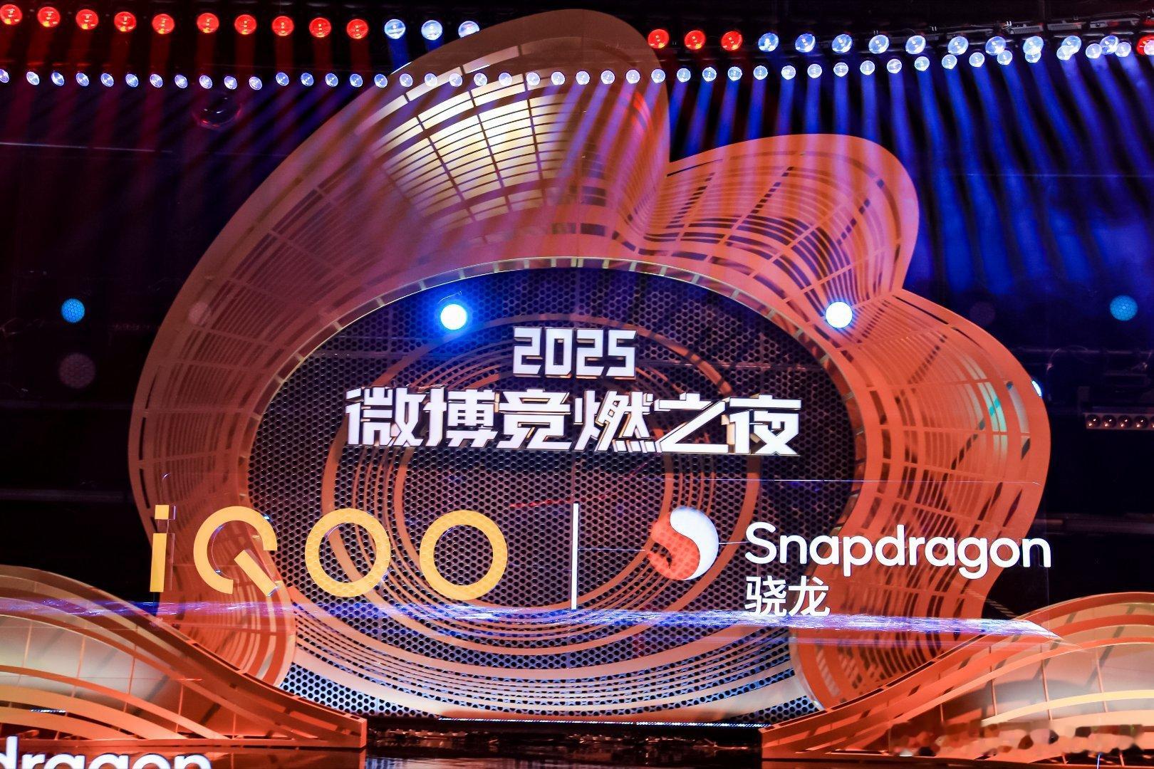 朋友iQOO 15 现场上手！真是社交神器吧！发布会嘉宾们手持新机自拍实测来看看