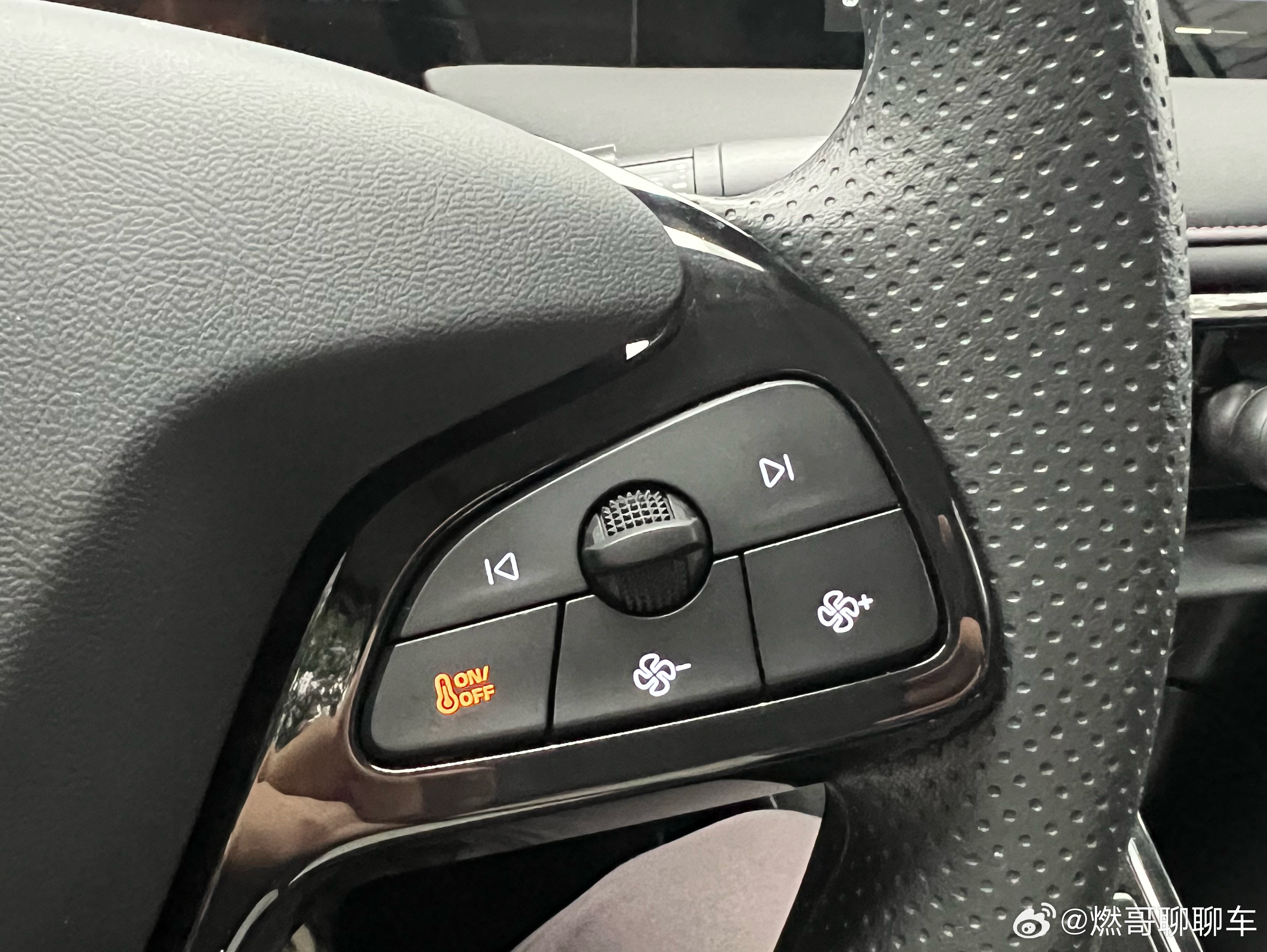 各位车神来猜个车，空调按钮在方向盘上，别豆包，包不会的