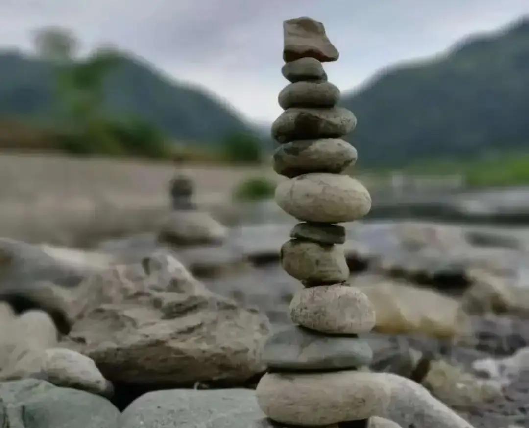 真正的向内求，
不是遁入深山，
而是在红尘中保持清醒，
在喧嚣中稳住心神，
在欲