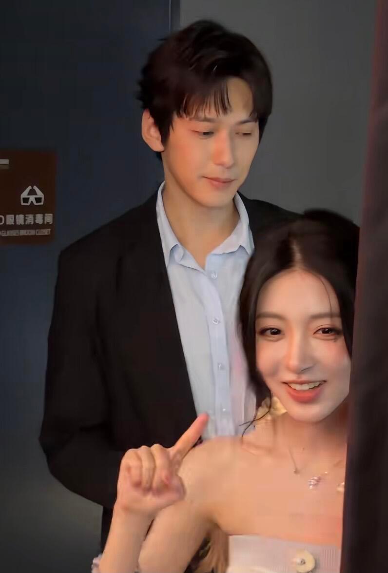 看出了周总宠溺的眼神粉丝原相机直出 ，绝美柳柳， 对粉丝也好有爱好贴心 ，一直问