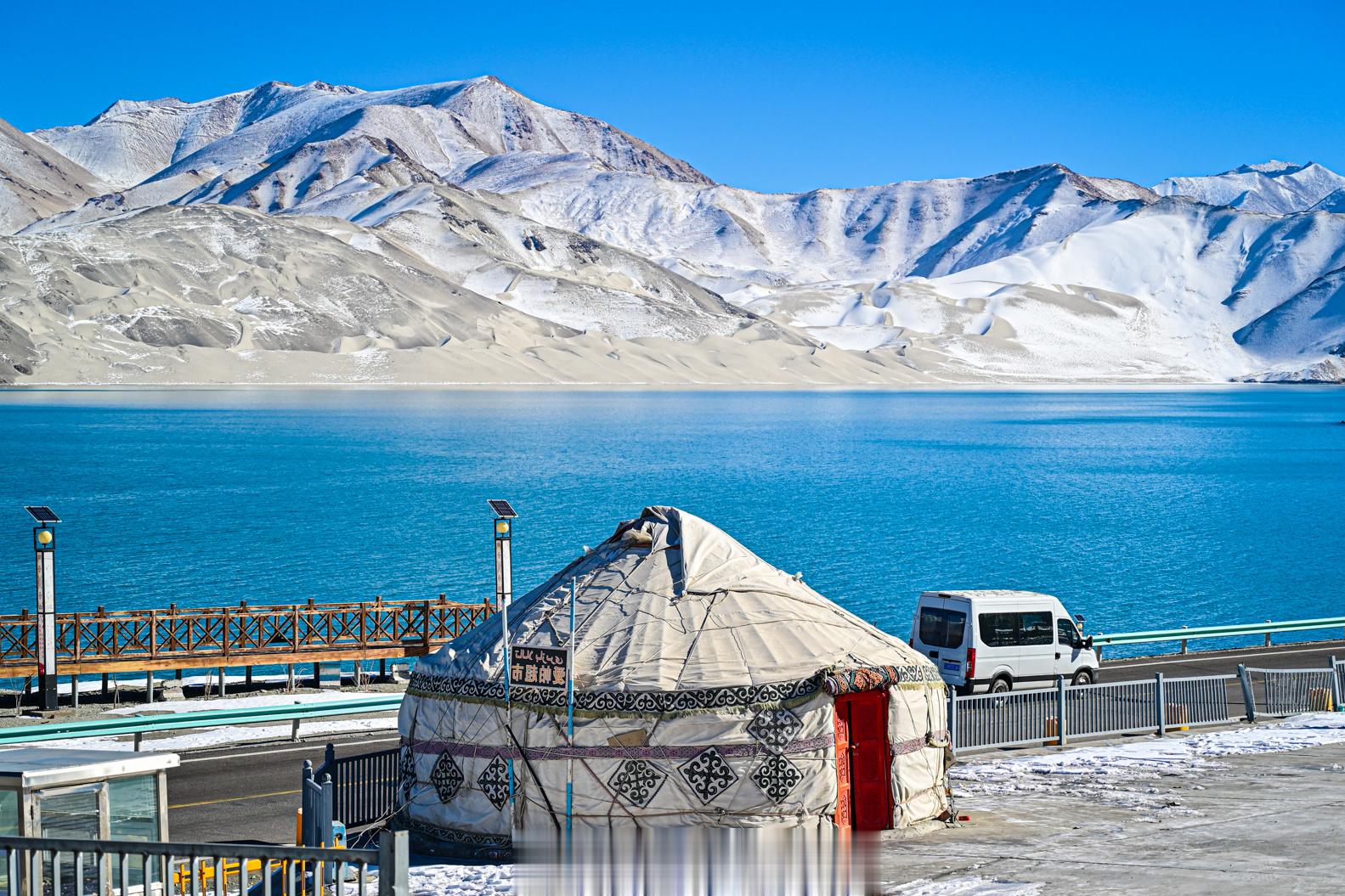 从喀什往塔县的中巴友谊公路约200公里左右的公路边，有一个海拔3300米的蓝色湖