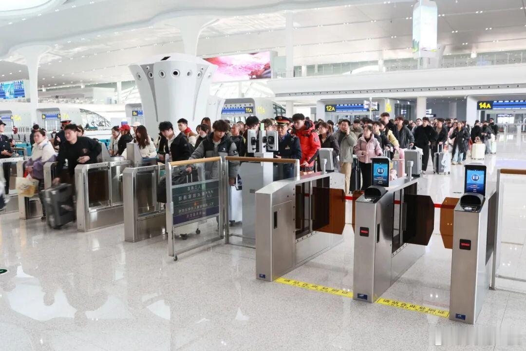 【12306旅客误购可限时免费退票】国铁微闻 1月19日起，铁路12306平台（