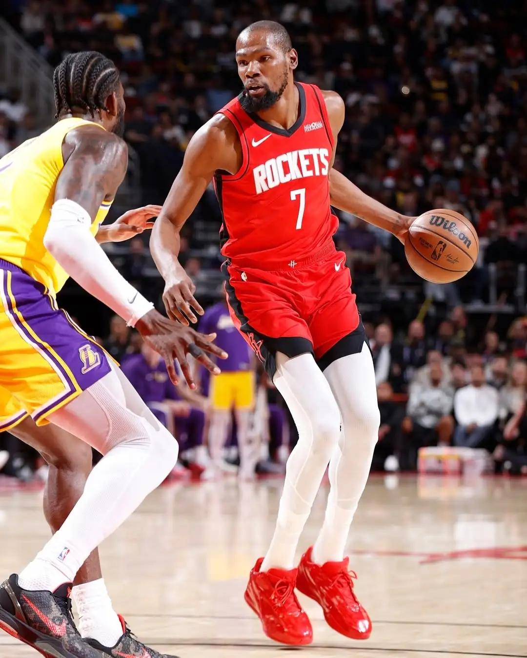 现在回想这场比赛，火箭就输在了失误太多上，一场比赛硬是送出了22次失误，不知道的