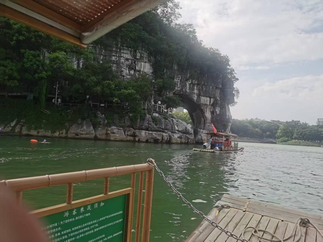 要说桂林最出圈的地标，那非象鼻山莫属。这座立在漓江边的小山，远远望去，活脱脱一头