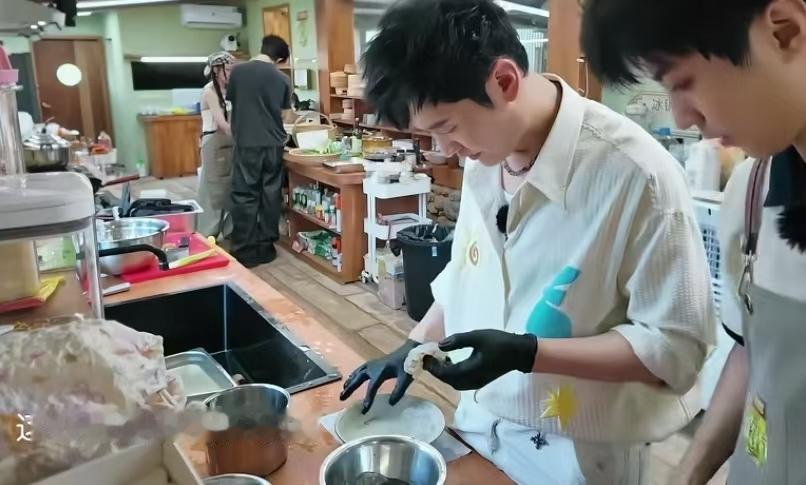 王俊凯让黄晓明帮忙挑虾线，黄晓明没一会儿就挑好虾线了。
王俊凯：“这虾线是不是不