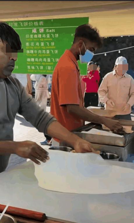 看到这个图，或许你以为是在印度街头。
错！！！这是北京朝阳公园一个美食活动上的摊