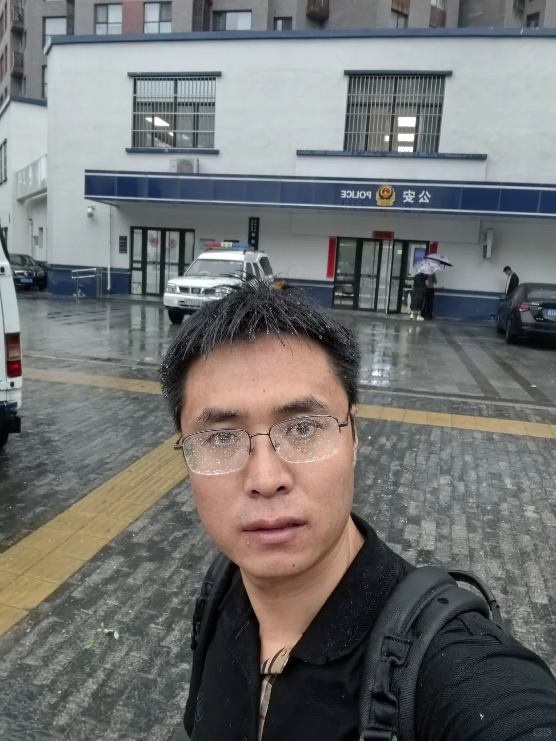 北京刑事律师｜雨中徒步会见