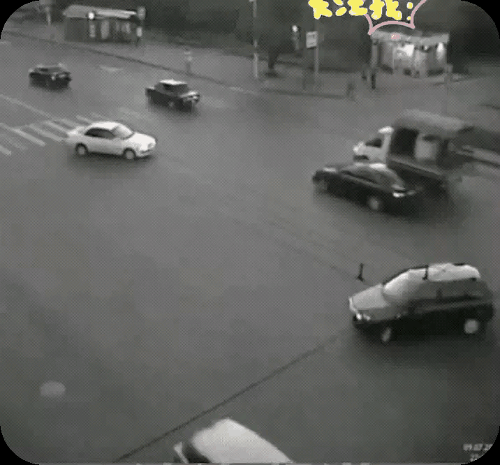 天啦
这豪爵摩的在市区车流中骑出了导弹帖地棱，飞出了穿甲弹感觉，挡他道的小车肯定