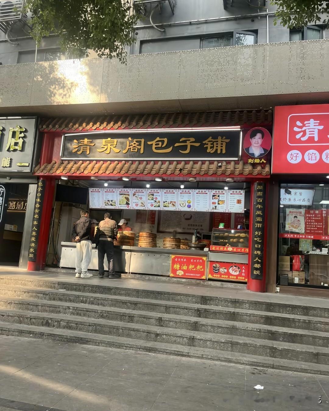 长沙五一路太平街斜对面这家原本生意就不算红火的清泉阁分店，受总店操作台剪指甲的卫