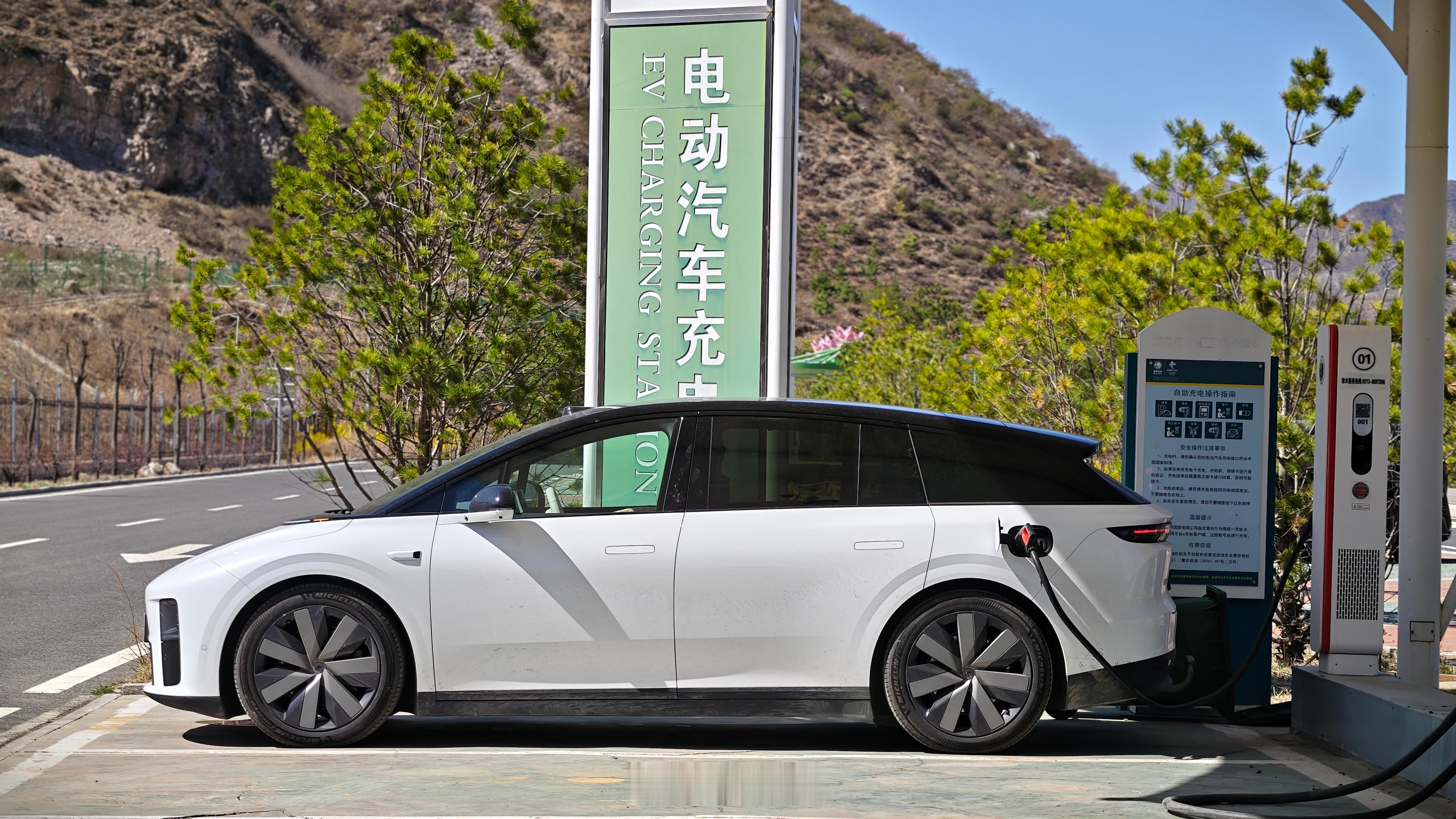 今天没在5C充，国网桩，300多kW，峰值功率没那么高但是这个功率能持续很久，到