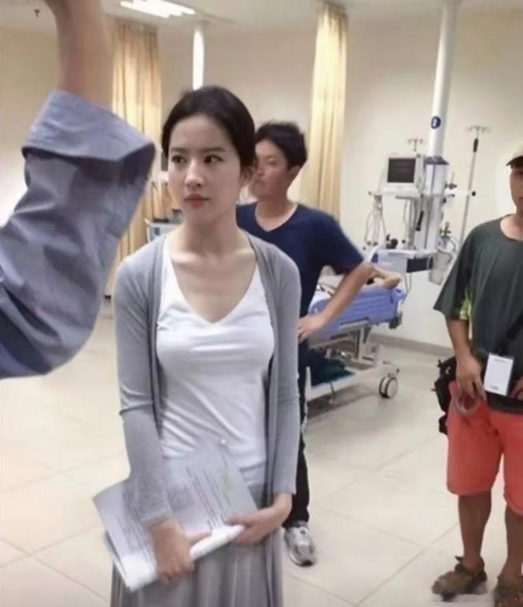 刘亦菲私下超爱素颜，出门基本纯素颜状态，卸下妆容的她依旧颜值在线，这样的真实颜值