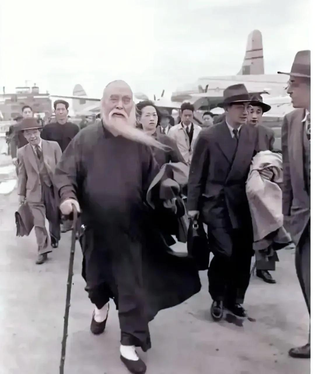 这是1949年于右任被“胁迫”离开祖国大陆时的照片
镜头中他身穿长马褂，白须飘飘