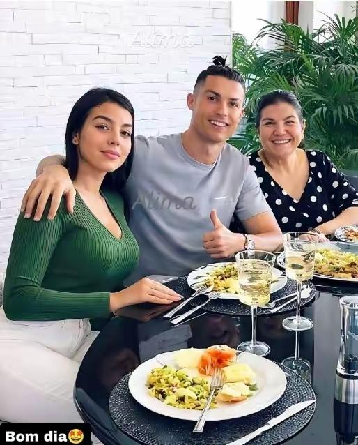 乔治娜这情商，非同一般呀！
否则，也不会抓住C罗的心，得到婆婆的认可和支持！
乔