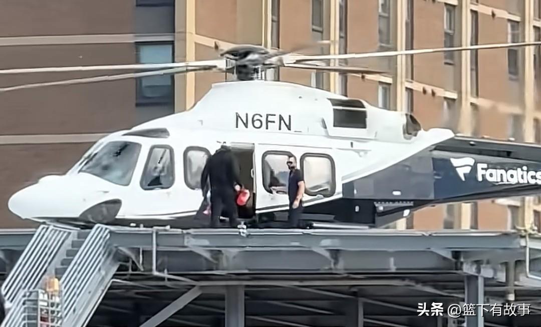 训练结束的老詹乘私人飞机离去，看来，老詹在76人打球纯属想突破自我。
詹姆斯在7