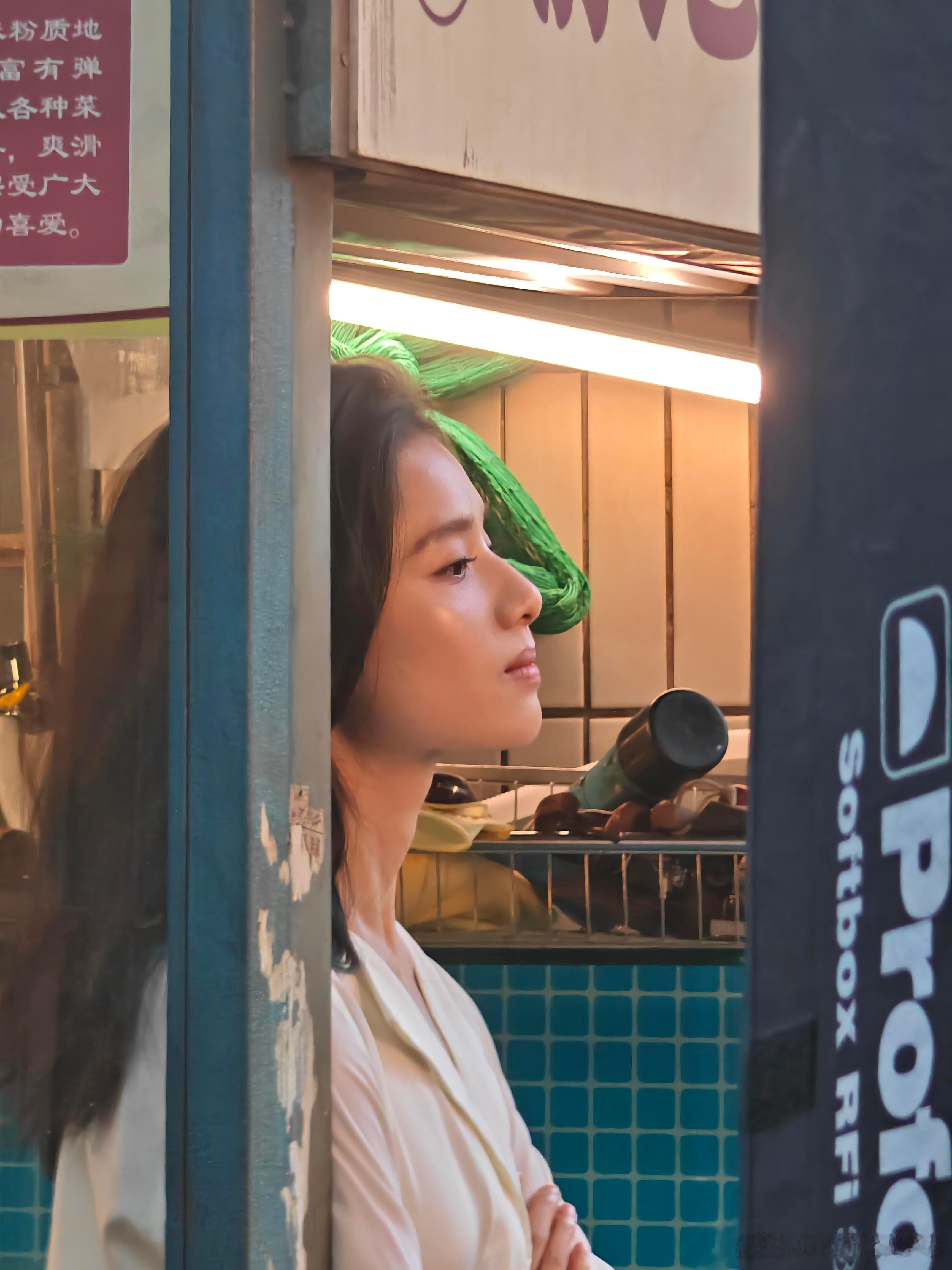 张婧仪随便一抓拍就是故事里的女主角 ​​​