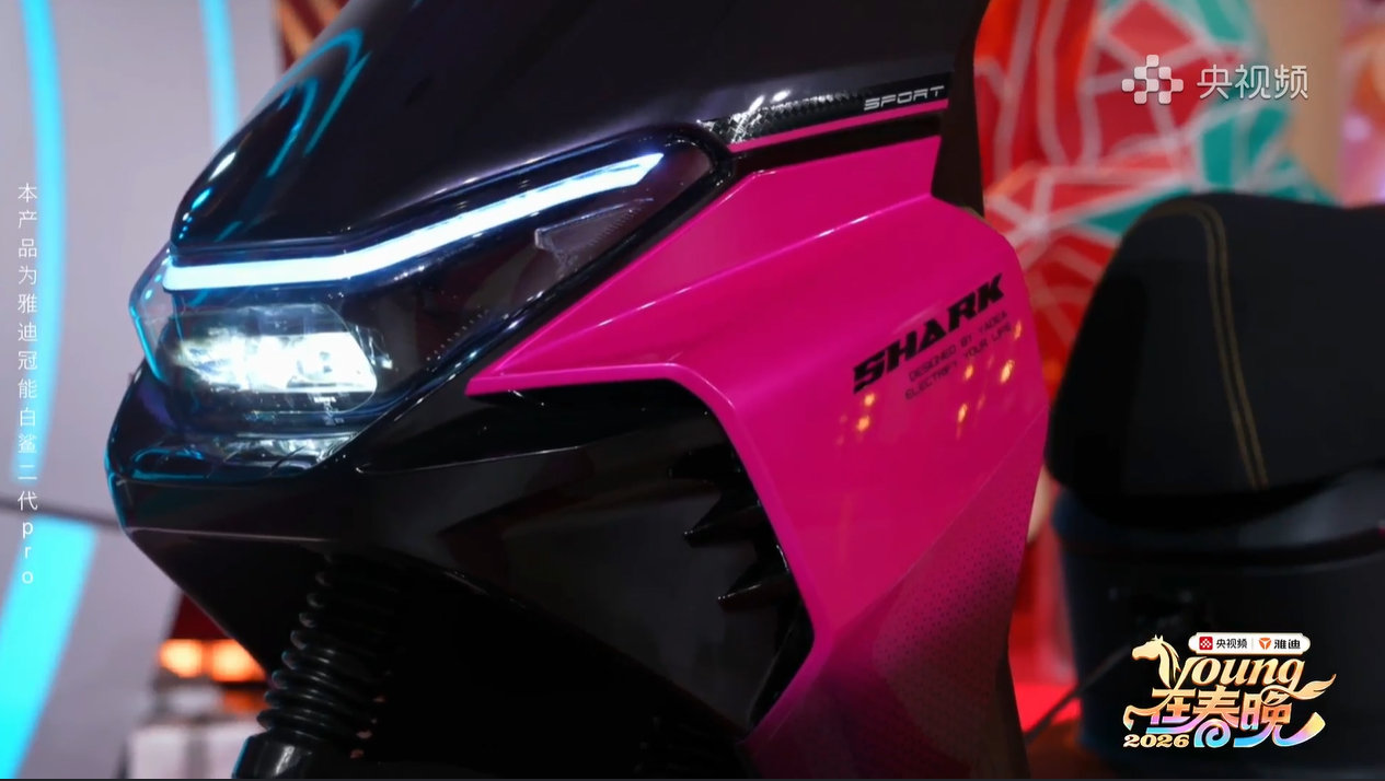 Young在春晚的密码0517藏满巧思！5马7箱1亿销量，谐音 “我要骑” 太会