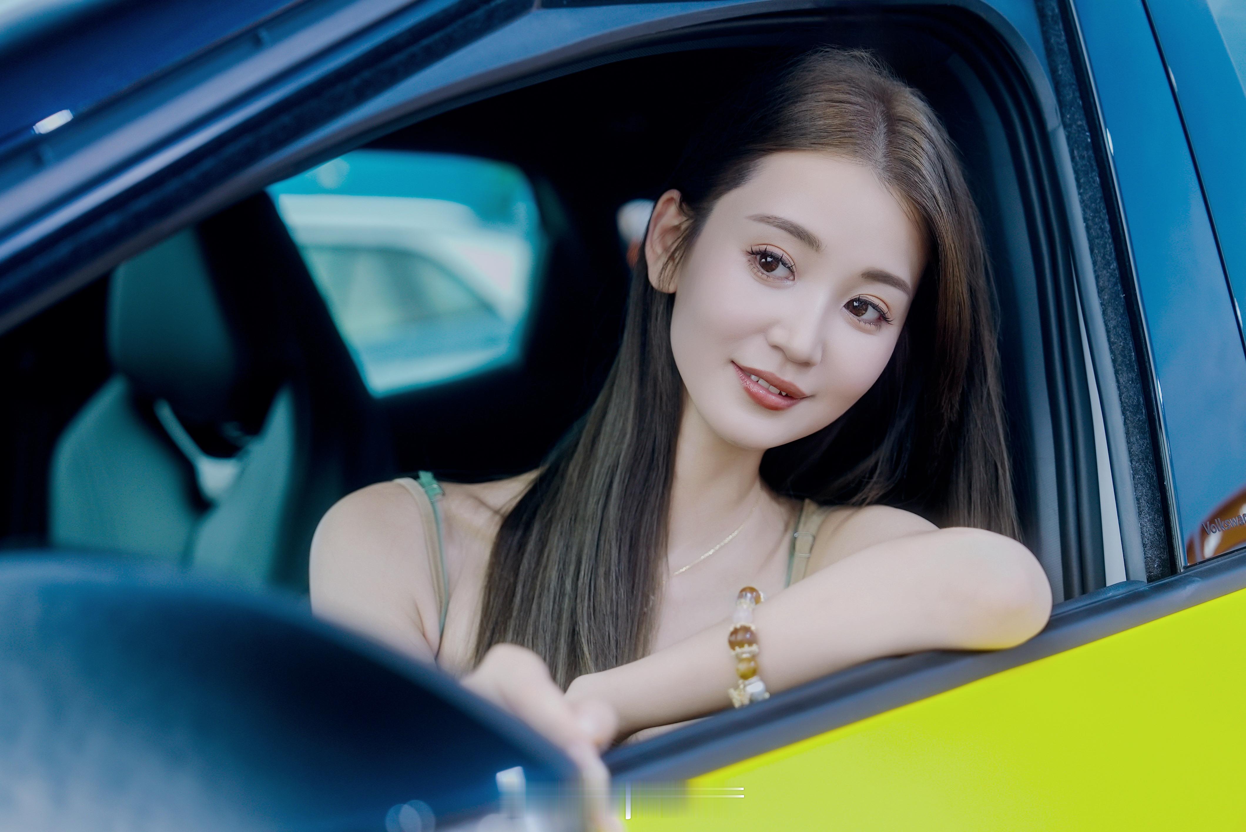 与众同行，潮燃一夏！沙滩、音乐、潮车……在 2025 阿那亚虾米音乐节现场「大众