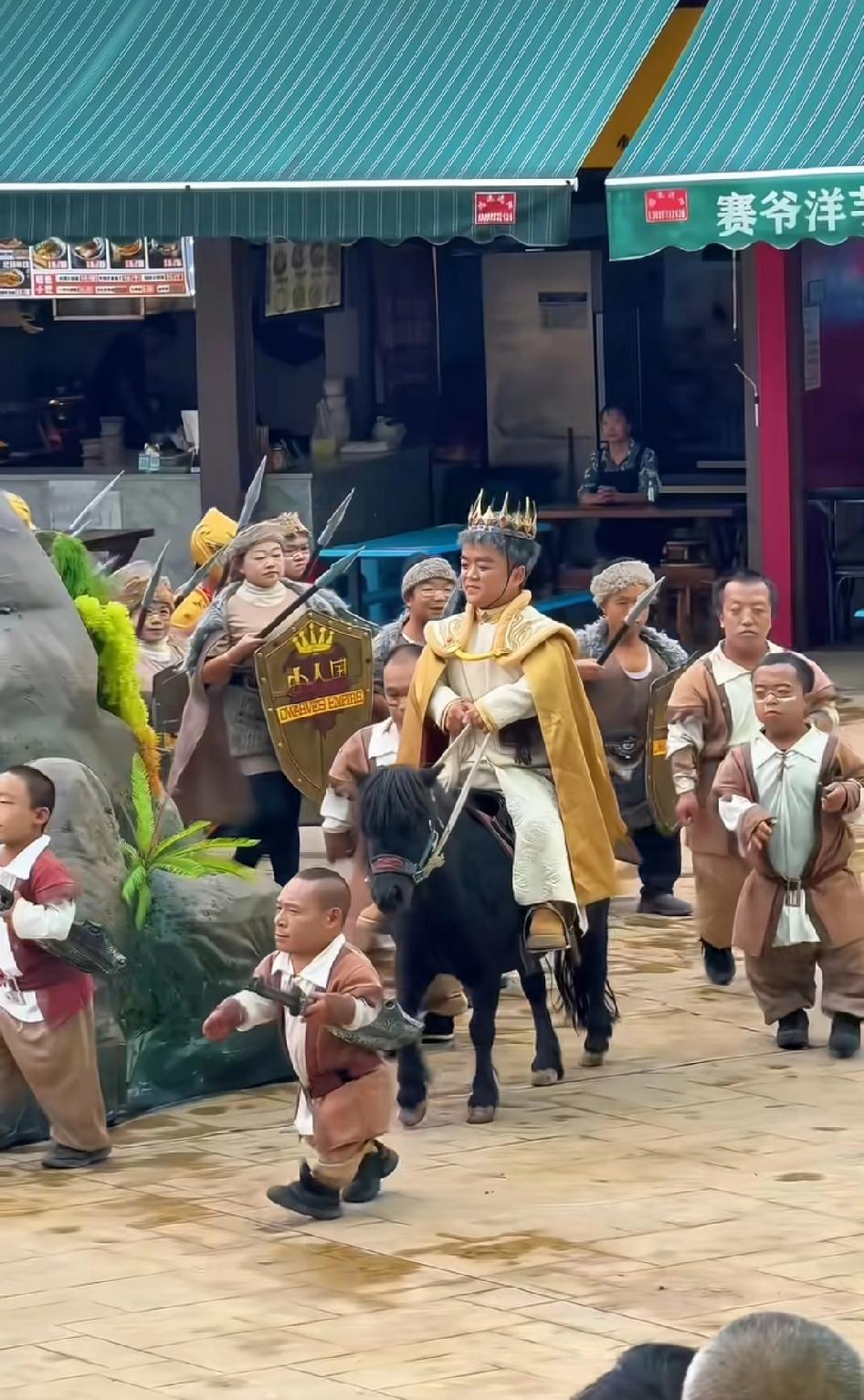 让他们在这样童话的主题乐园里面有一份工作，感觉很棒！谁想出来的？给他一个中国善人