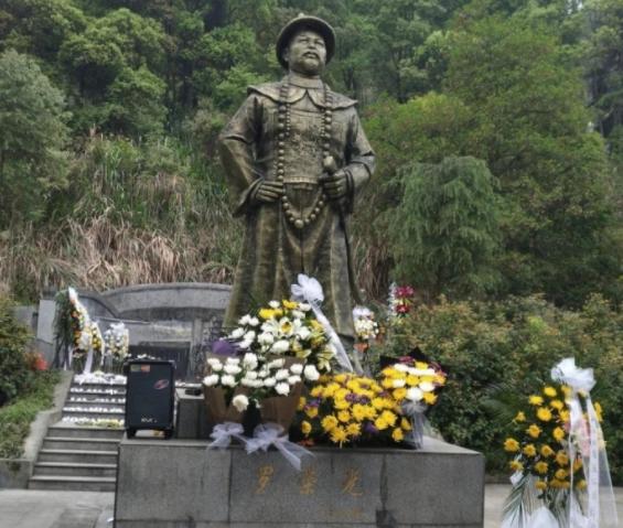 1900年6月17日凌晨，天还没亮透，海河口外的水面上停着六条小炮舰。吨位加起来