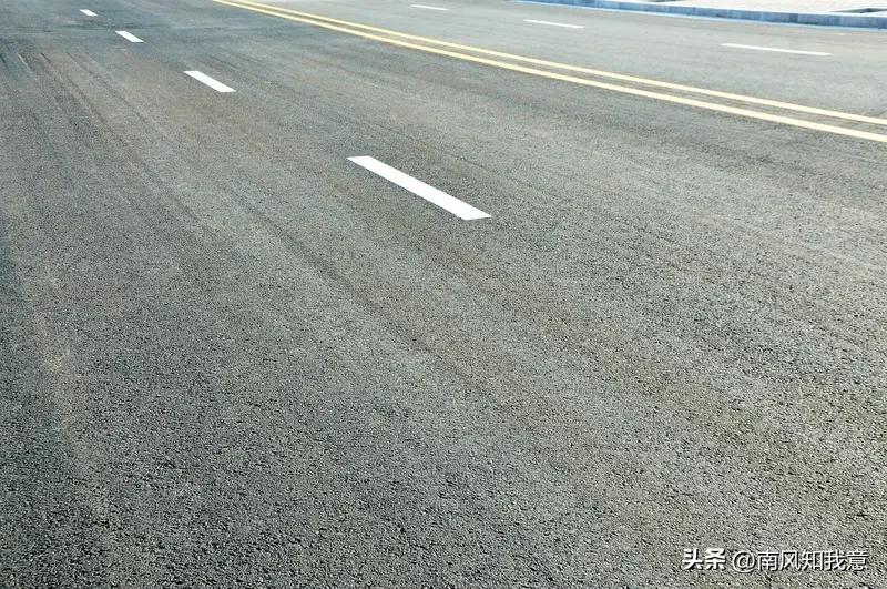 夏日的风烫过街角
热风扑面而来吹乱了发丝，晕红了脸
树影在柏油路上熬成浓稠的糖浆