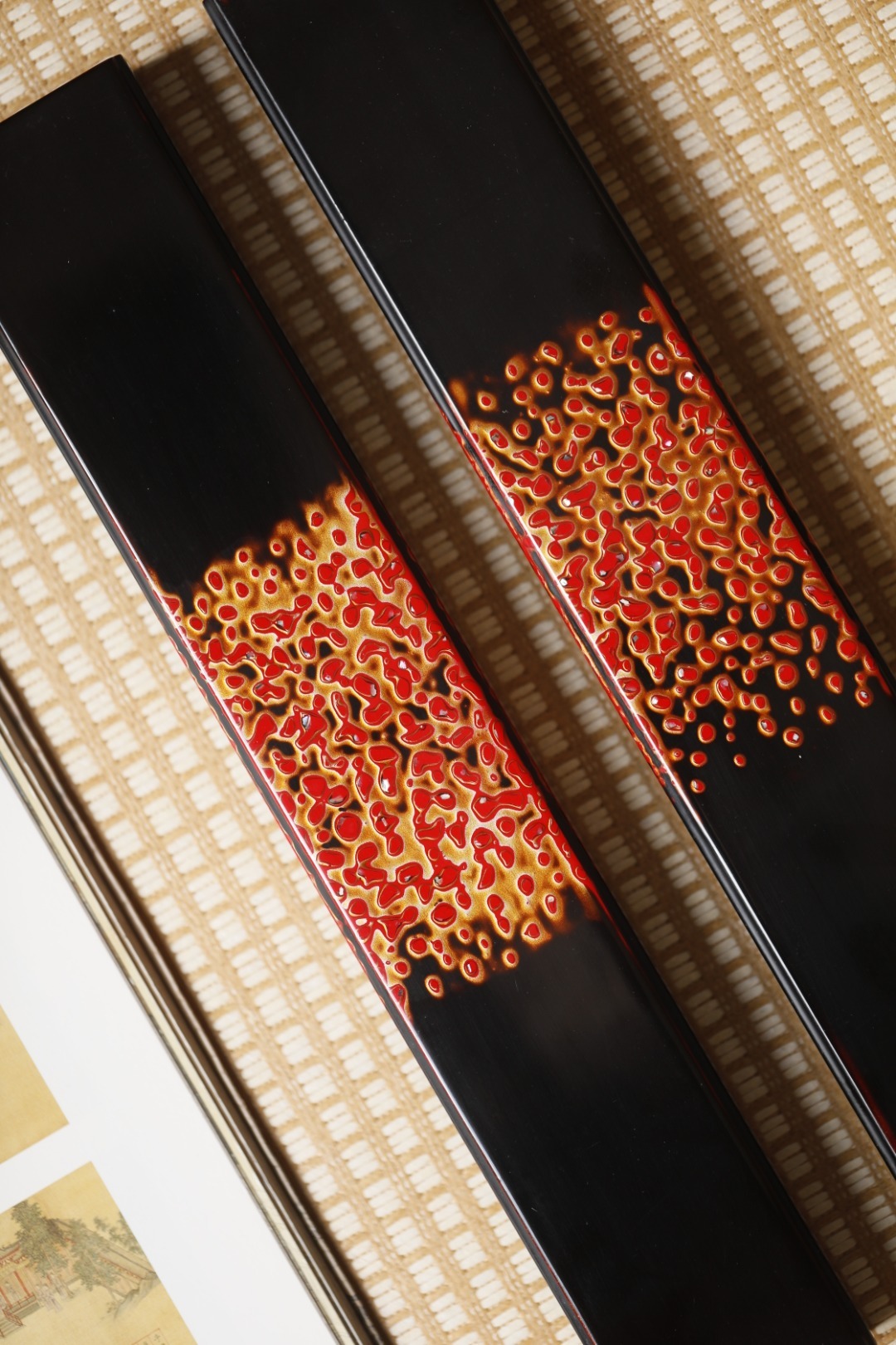 紫光檀x朱砂红金 | 大漆方镇承循传统非遗工艺，逐层多色髤饰打磨，质感温润细腻，