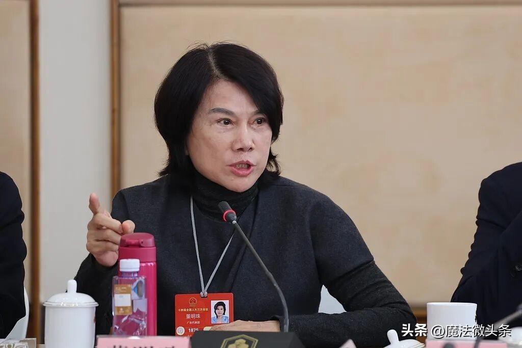 董明珠说年轻人嘴上抱怨，行动上没抱怨！还挺有道理。董明珠可是两会制造业领域的代表