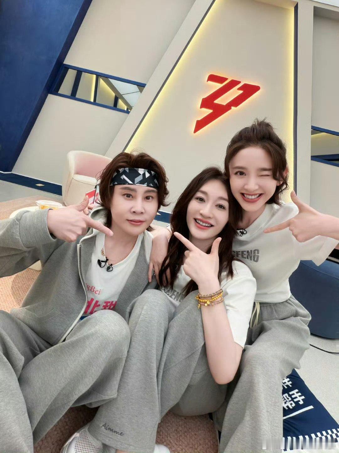 王濛手忙脚乱版心愿便利贴 冰场上潇洒自如，一到甜舞舞台就手忙脚乱，反差萌拉满！你