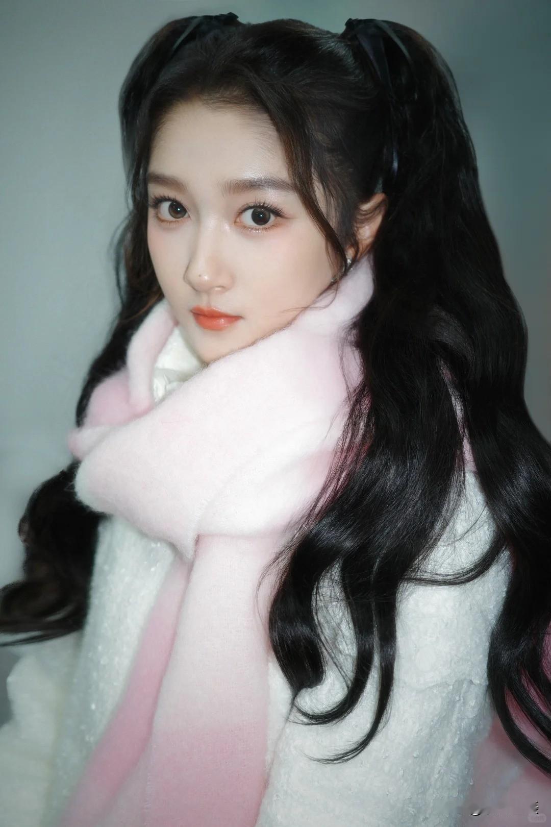 朋友们，
最近吃瓜
是不是又看到关晓彤和王安宇的恋情传闻了？

我仔细一瞅，笑不