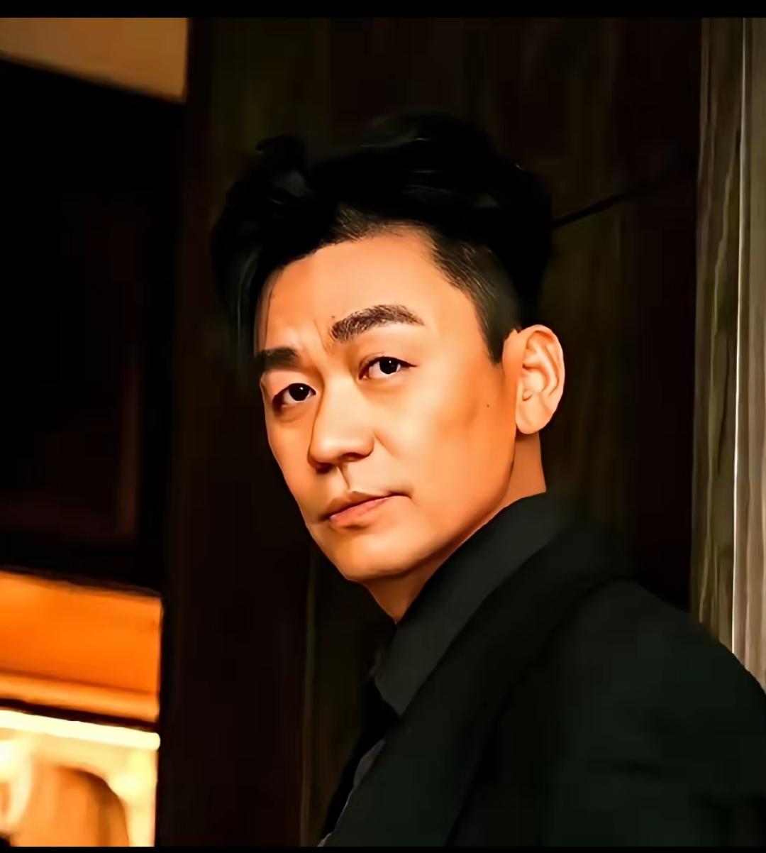 似乎，天下人都觉得王宝强长得丑，可我左瞧右看，却觉得王宝强完全长在我的审美点上，