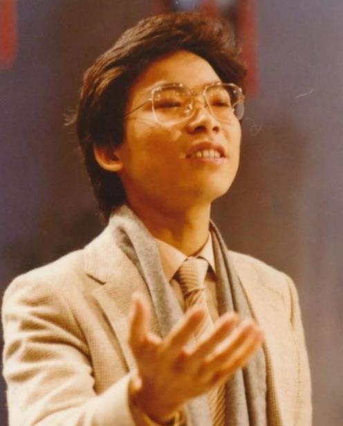 1980年，张明敏唱完《我的中国心》后，被香港娱乐圈拒之门外，正当他心灰意冷准备