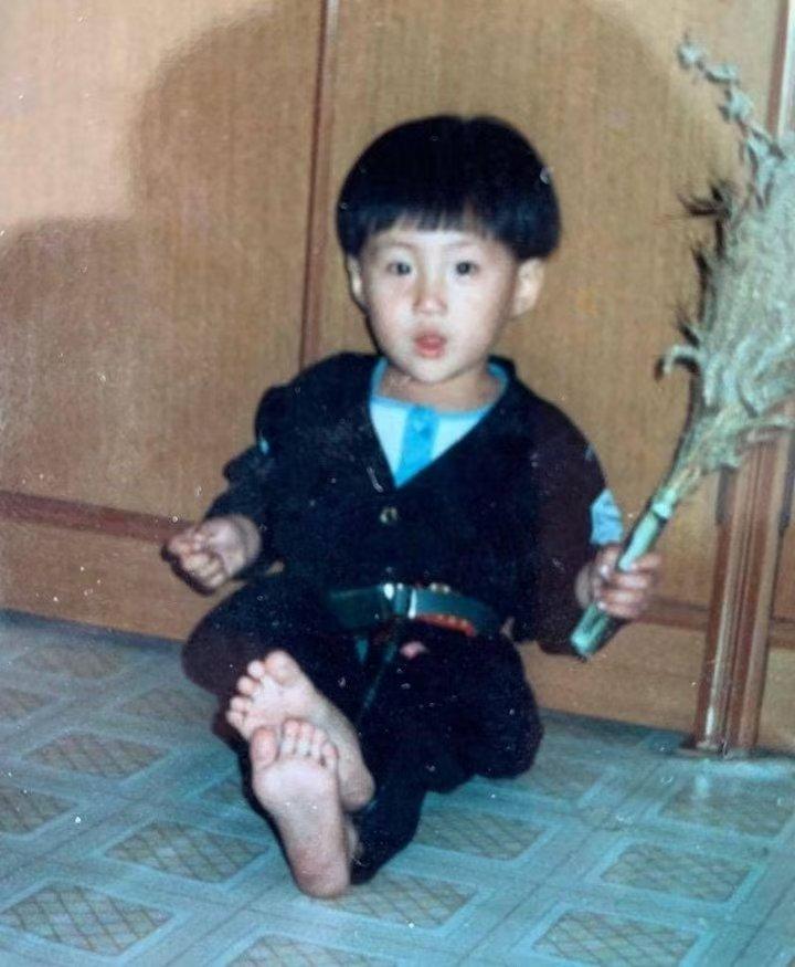 韩国顶流明星金宣虎小时候8岁时，曾经遭遇歹徒入室行凶。
他妈妈用身体护住了金宣虎