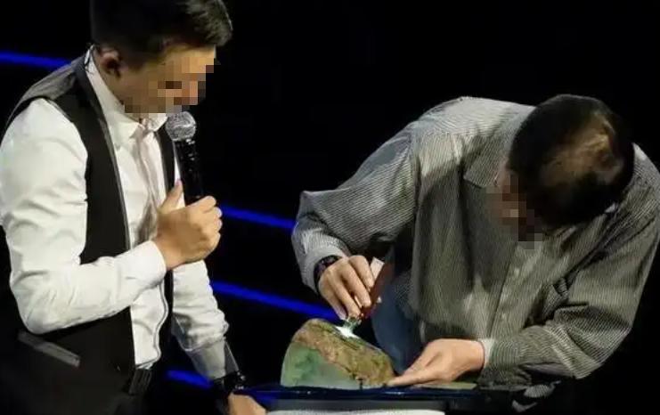 “你说上交就上交？”2002年天津一男子花了10年，捡了600多块蛟河橄榄石，专