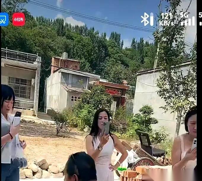 今天，昔日的“蓝天网红”柳艺东在西安马楼村办了一场粉丝会。本以为是重振旗鼓的杀猪