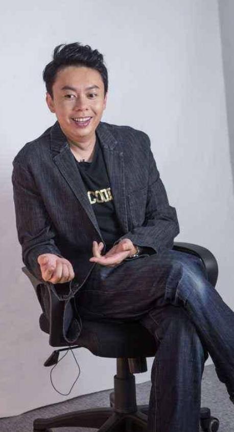 这个男人叫李霖恩。他父亲是香港前保安局局长李少光。他是高官独子，却一辈子在TVB