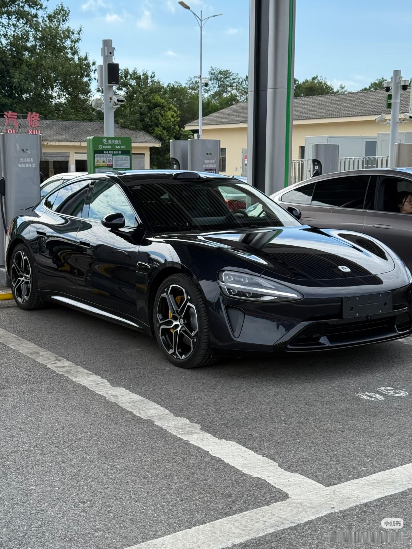 黑色真的是SU7最被低估的颜色了，简直西装暴徒