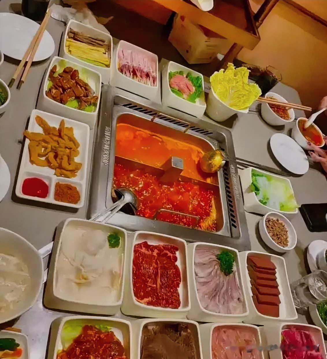 没钱别硬装！217元就撕破了穷人的困境
前几天刷到了一个帖子，一对夫妻带着孩子馋