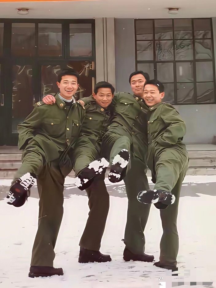 同样的四个人，时隔二十五年，看得出来，他们已经发家致富了 