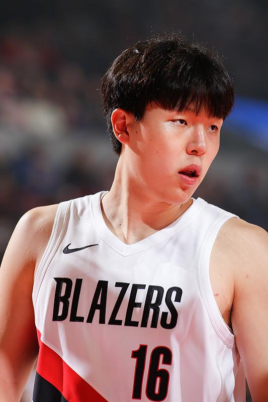 杨瀚森不应该继续效力于开拓者，因为球队不会给你任何机会。像开拓者这种不强也不弱的