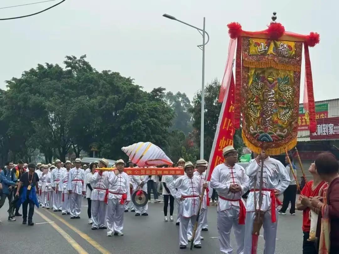 晋江安海龙山寺观音信俗彩街现场，早上9点开始，赶上下雨天，要不看的人会很多。