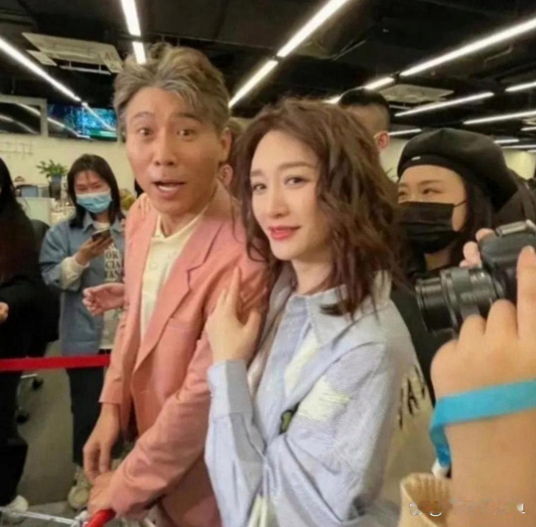网友超市偶遇李小冉，日常素颜出镜状态绝佳，气质清爽灵动，完全看不出真实年纪。 