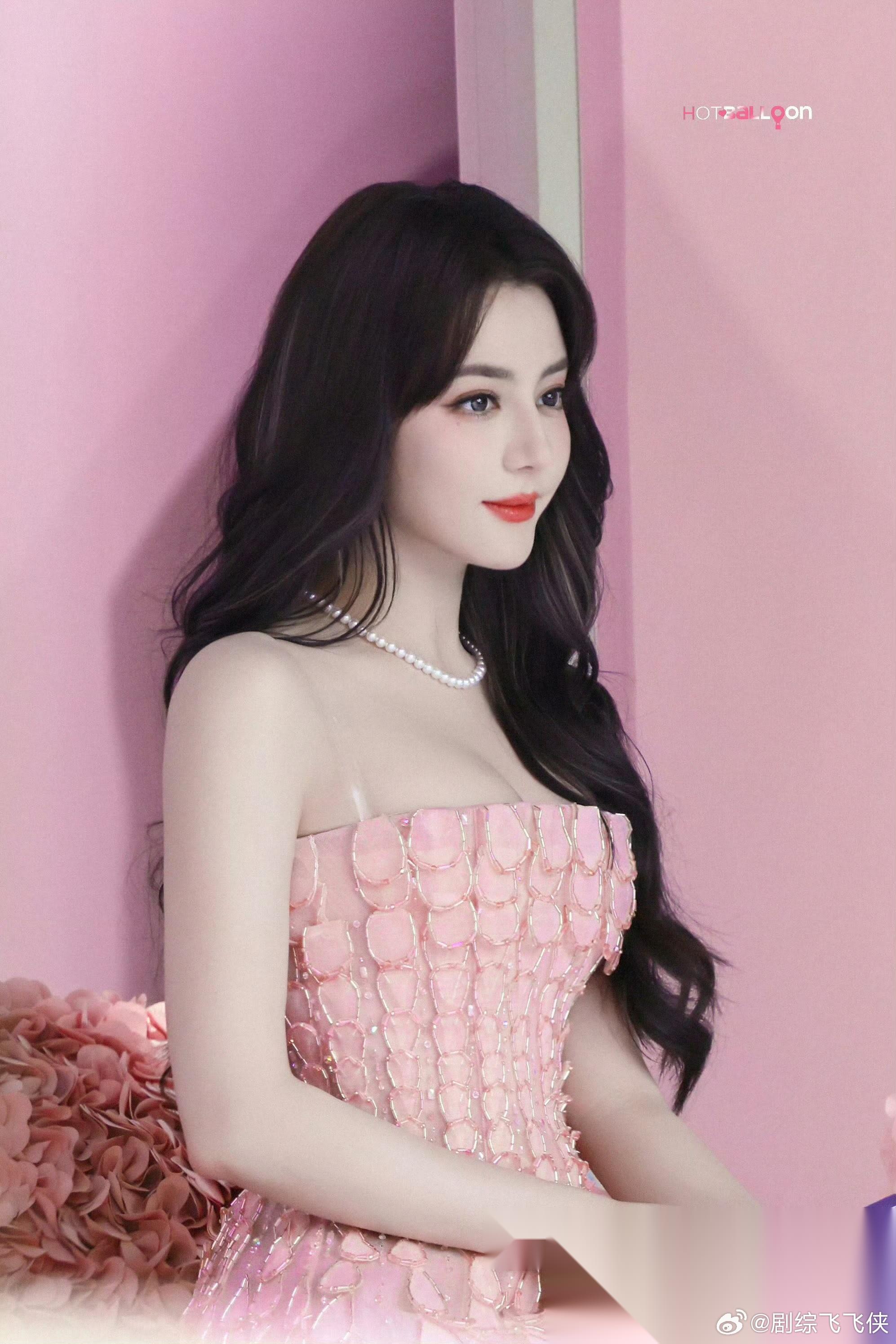 一个是新晋的白 玉兰视后 一个是许久没有入围主流奖项，还在营销水蜜桃的美貌，不觉