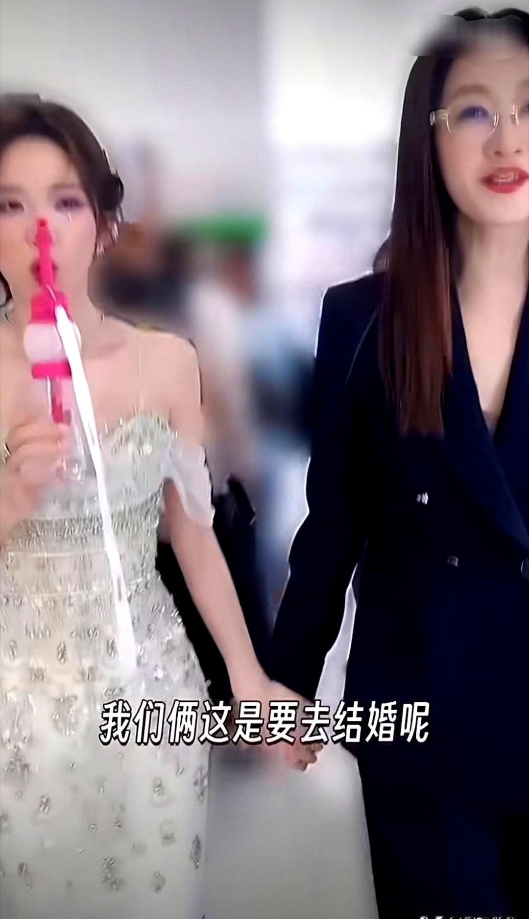 李小冉又哭了，因为唱《心愿便利贴》跑调，连着哭了两个晚上。

她对着镜头说不是故