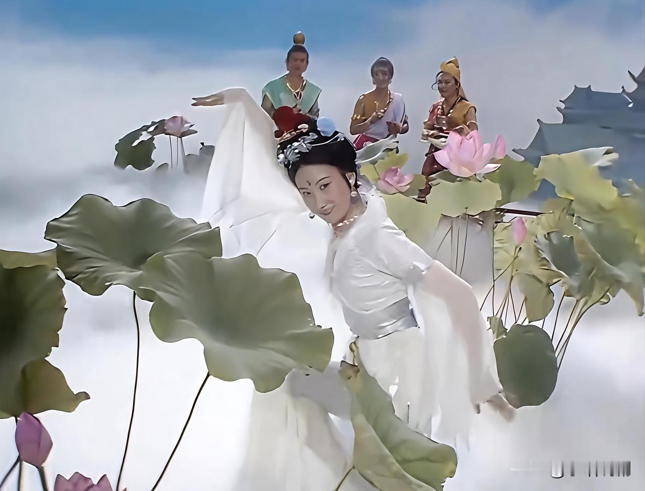 白鹤仙子，她是南极仙翁的坐骑白鹤，修炼得道后化身的人形，象征长寿与吉祥，能日行万