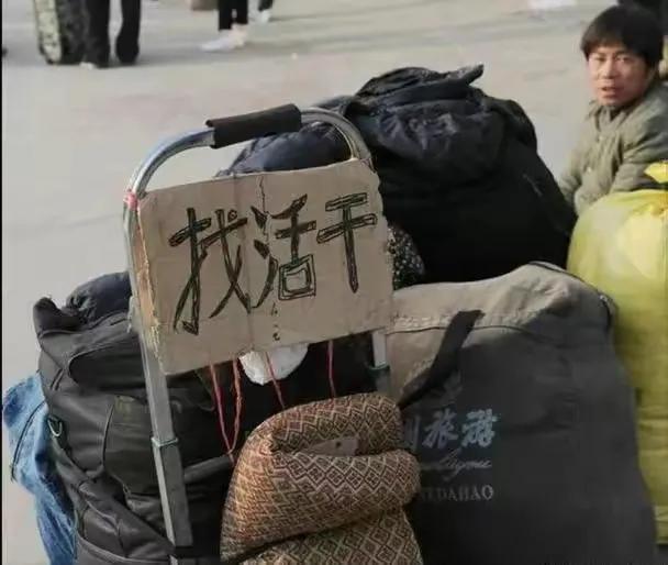 人到中年，感觉生活像个强盗一样，而我一直活在被洗劫的路上，他只要看到你兜里有钱，