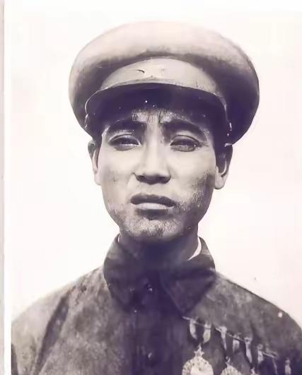 高品阳（1927— ），辽宁康平人，全国战斗英雄、孤胆英雄。1945年参军，19