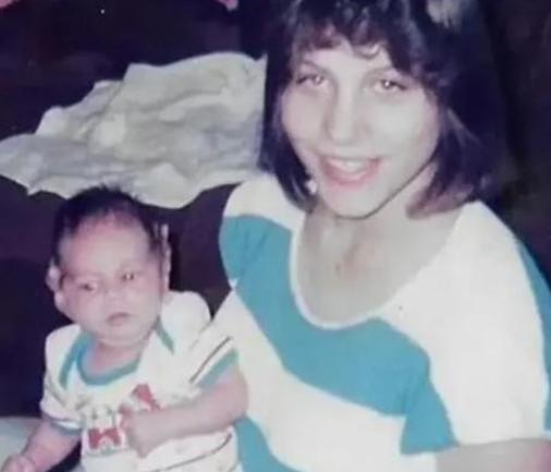 [中国赞]1963年，一名16岁的美国少女意外怀孕。不久，便与17岁的男友结婚，