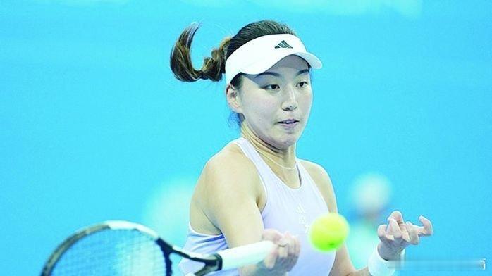 凤凰新闻【中国网球被伤病“绊”了一年】王欣瑜在草地赛季带来惊喜回望2025年的中